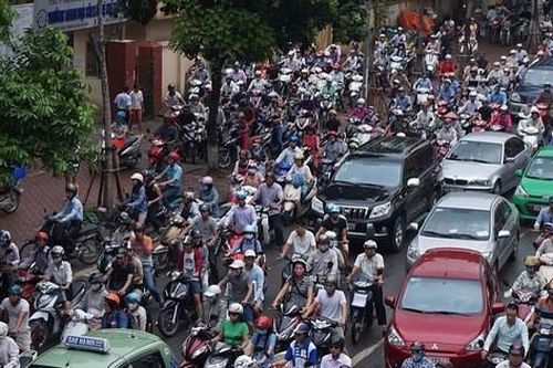 Người dân hào hứng với chương trình hỗ trợ đổi xe máy cũ nát lấy xe máy mới của Hà Nội