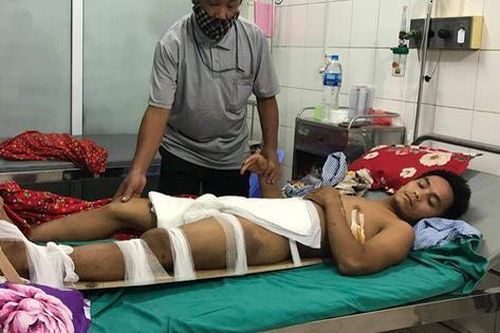 Người đàn ông bị ngã gẫy chân khi đi bắt ong kiếm tiền nuôi con phải xin về nhà tự chữa trị vì quá nghèo