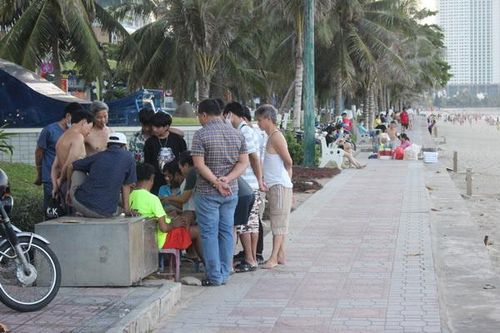 Khánh Hòa: Vẫn tụ tập đông người, không đeo khẩu trang