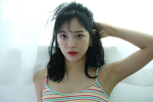 Vì đâu Kim Sejeong phá vỡ tiêu chuẩn 'mình hạc xương mai' nhưng lại được netizen khen ngợi