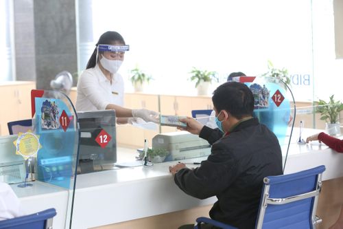 Ngân hàng giảm lãi suất huy động: Người dân có đổi kênh đầu tư?