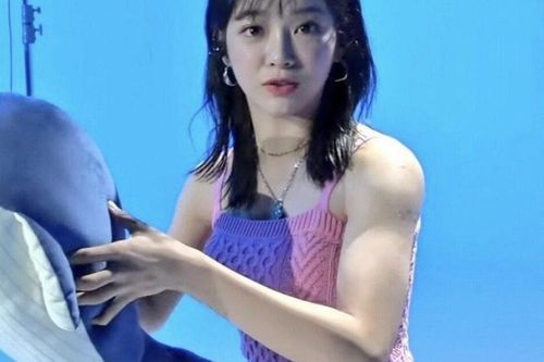 Nữ ca sĩ Hàn lộ thân hình cơ bắp