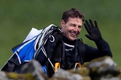 Tom Cruise quay cảnh lái môtô lao xuống núi