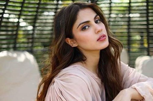 Diễn viên Ấn Độ Rhea Chakraborty bị bắt