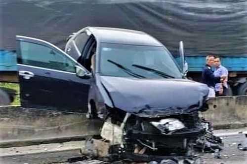 Ôtô Camry nằm ngang dải phân cách