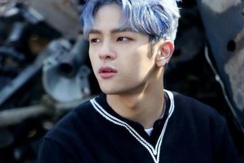 Nam ca sĩ Woo Jin bị chỉ trích vì quấy rối fan nữ
