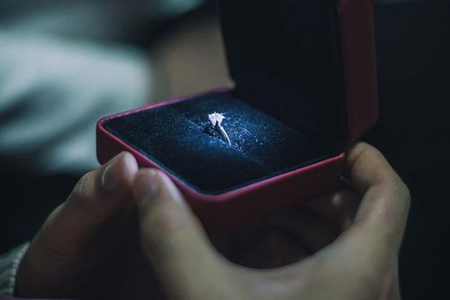 Hãng nữ trang Trung Quốc từ chối bán nhẫn cho phụ nữ độc thân