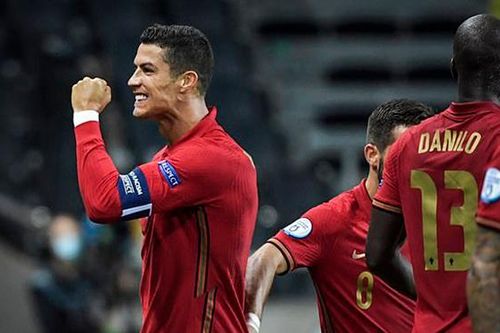 Ronaldo lập cú đúp 'siêu phẩm', phá vỡ cột mốc vĩ đại của bóng đá thế giới