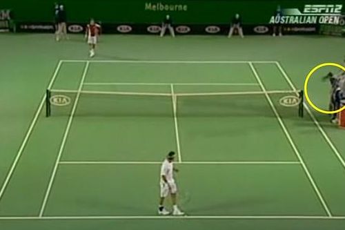 Fan Djokovic kèn cựa vì Federer từng làm điều tương tự nhưng vô sự
