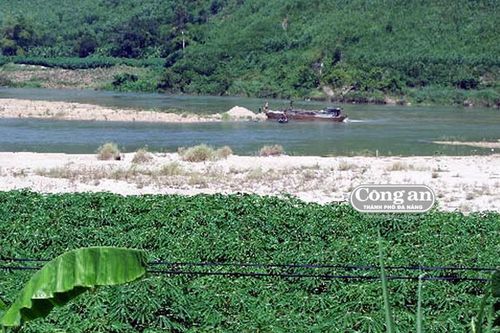 Tái diễn nạn khai thác cát trái phép trên sông Thu Bồn