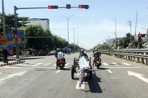 Ẩn họa từ xe tự chế kéo hàng cồng kềnh