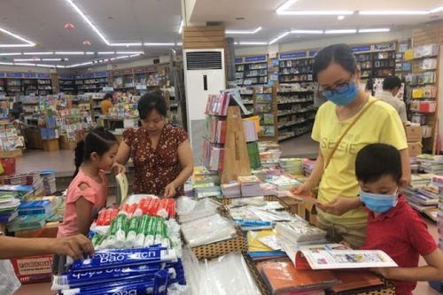 Tài liệu bổ trợ bán kèm sách giáo khoa: Phụ huynh có quyền từ chối