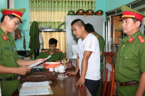 Khởi tố, bắt tạm giam 5 đối tượng hành hung chủ máy gặt thuê