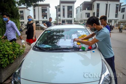 Hà Nội: Hàng loạt ô tô bị phủ kín băng keo, giấy dán trên kính