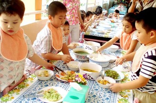 Nhật Bản: Một bé trai 4 tuổi thiệt mạng vì hóc nho khi ăn trưa ở trường