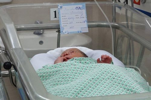Bé sơ sinh bị bỏ rơi ở khe tường xuất viện