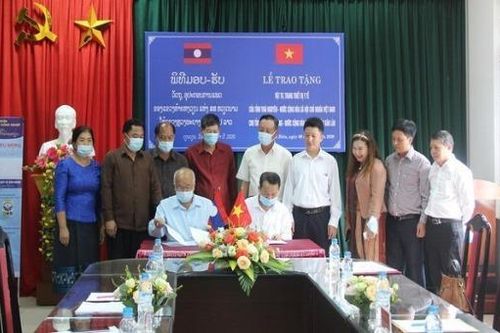 Đại học Thái Nguyên trao tặng vật tư, trang thiết bị y tế chống dịch COVID-19 cho tỉnh Luông Pha Băng.