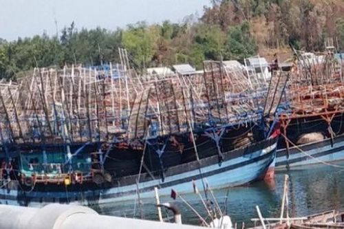 Tàu câu mực bị tàu lạ đâm chìm khiến 2 ngư dân bị thương nặng, 1 ngư dân mất tích