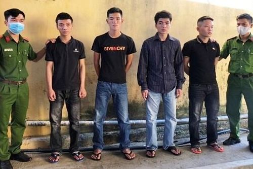 Bắt khẩn cấp 4 đối tượng mang hung khí đi chém người
