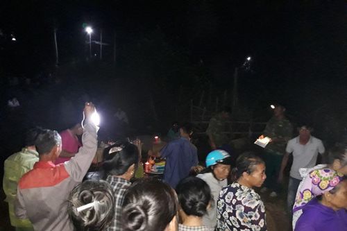Thương tâm hai chị em ruột cùng bé gái té suối đuối nước