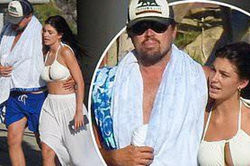 Leonardo DiCaprio tình tứ ôm eo bạn gái kém 23 tuổi dạo biển