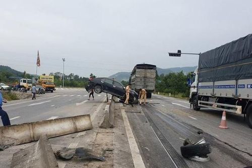 Xe Camry nát đầu, long bánh vì tránh... đàn bò