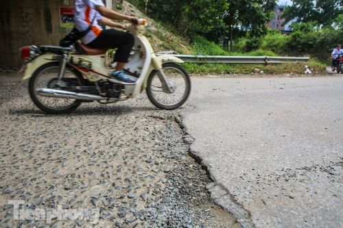 Hầm chui nhếch nhác, chằng chịt ổ gà trên đường gom Đại lộ Thăng Long
