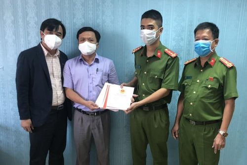 Mới nhất vụ cán bộ đất đai mang nhiều sổ đỏ của dân cho bạn 'mượn'