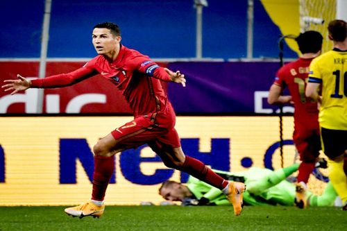 Ronaldo lập kỳ tích trong trận thắng 2-0 của Bồ Đào Nha trước Thụy Điển