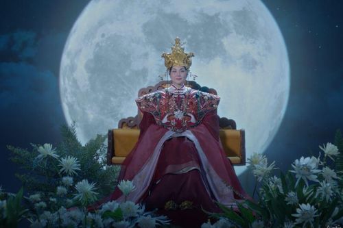 Thanh Hằng làm sản xuất kiêm diễn chính phim dã sử 'Quỳnh hoa nhất dạ'