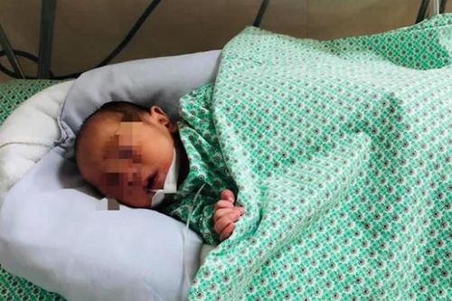 Bé sơ sinh bị bỏ rơi ở khe tường xuất viện
