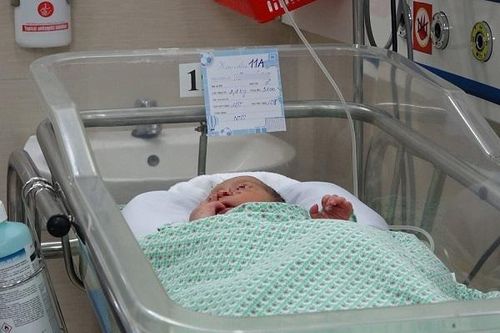 Bé sơ sinh bị bỏ rơi ở khe tường xuất viện