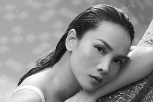 Yến Trang quyến rũ thả dáng cạnh hồ bơi