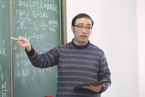 Thầy giáo dạy Vật lý làm gì để có 11 triệu người theo dõi trên mạng?