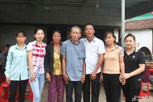 Cuộc hội ngộ gia đình sau 23 năm mất tích của người đàn ông đi đào vàng