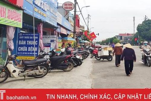 Vỉa hè bị chiếm dụng, thị tứ Thạch Châu... mất đẹp