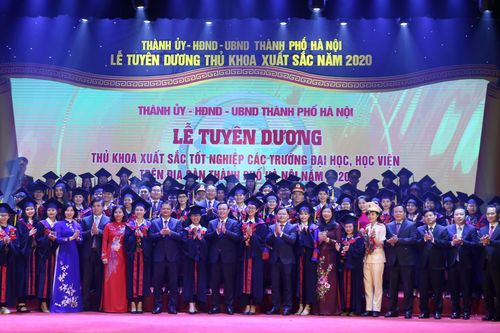 Nữ thủ khoa giàu nghị lực của Đại học Mỹ thuật Công nghiệp Hà Nội