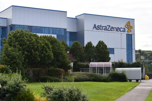 Bộ trưởng Y tế Anh trấn an vụ vaccine AstraZeneca dừng thử nghiệm lâm sàng