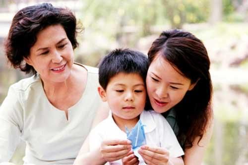Đi ăn nhà hàng, đến cuối bữa mẹ chồng cẩn thận lấy tiền ra đưa cho phục vụ khiến chúng tôi nhìn nhau bối rối, nghẹn ngào