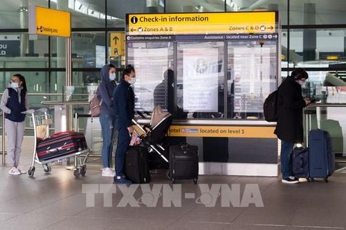 Anh thắt chặt các các quy định về giãn cách xã hội