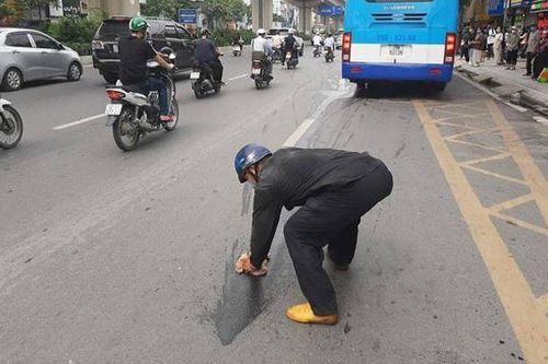 Hình ảnh người đàn ông cặm cùi lau chùi vết dầu loang trên đường nhận nhiều lời khen ngợi