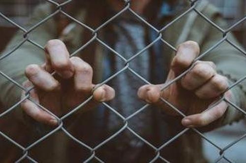 Trùm mafia ăn ngón tay của cai ngục trong lúc ẩu đả