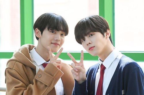 Á quân 'Produce X 101' Kim Woo Seok tựa nam thần trong đồng phục học sinh