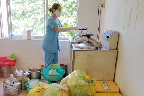 Nữ hộ lý trong cuộc chiến chống Covid-19: Những 'nốt trầm' lặng lẽ