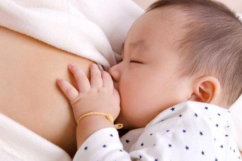 Hướng dẫn mẹ cho trẻ sơ sinh bú đúng tư thế