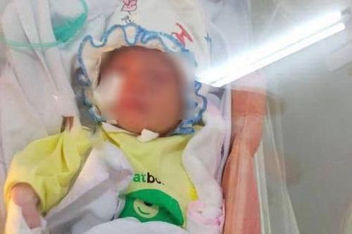 Bé sơ sinh bị bỏ rơi trong khe tường đã xuất viện