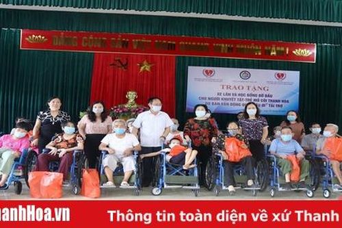 Quỹ 'Bầu ơi' trao tặng xe lăn, học bổng cho người khuyết tật và trẻ mồ côi tỉnh Thanh Hóa