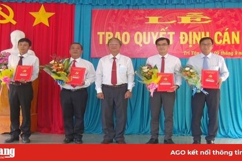 Tri Tôn trao quyết định công tác cán bộ