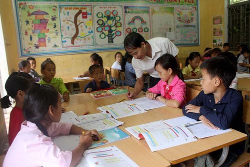 Mường Chà huy động học sinh đến lớp đầu năm học