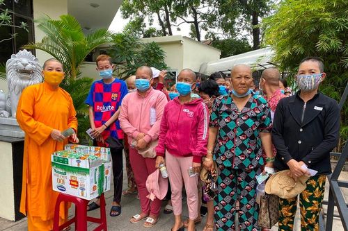 Ban TTXH báo Giác Ngộ trao quà đến 30 bệnh nhân